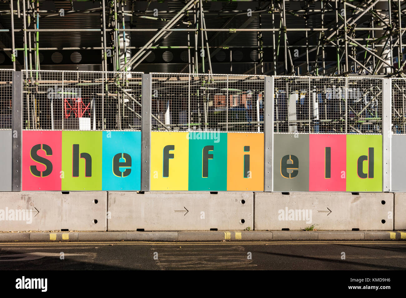 Dipinto di sheffield segno sull'area di sviluppo di furnival gate nel cuore di Sheffield south yorkshire, Regno Unito Foto Stock