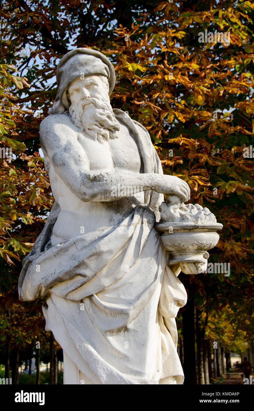 Parigi, Francia. Jardin des Tuileries. Statua allegorica: 'Hiver' / Inverno (Jean Raon) 1712 copia dell'originale nel Louvre Foto Stock