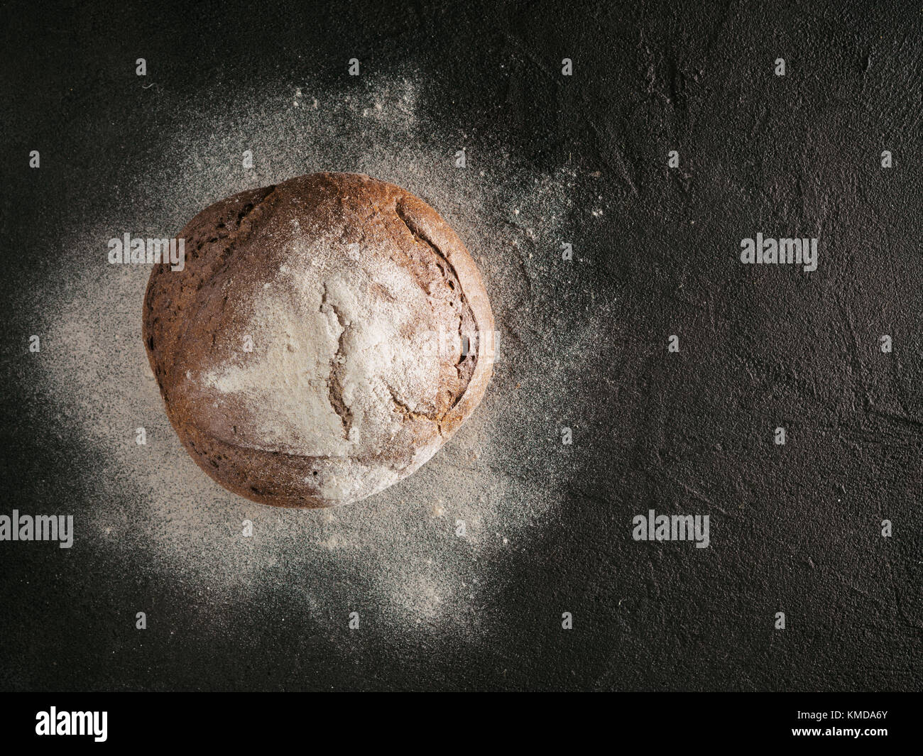 Tutto in casa del pane di segale top view copyspace Foto Stock