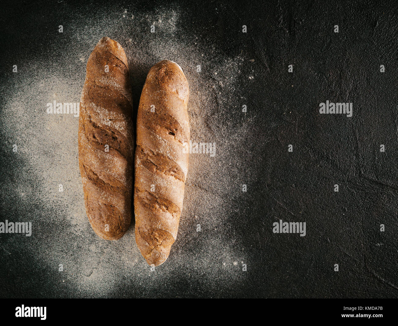 Due interi in casa del grano saraceno Focaccia pane, vista dall'alto Foto Stock