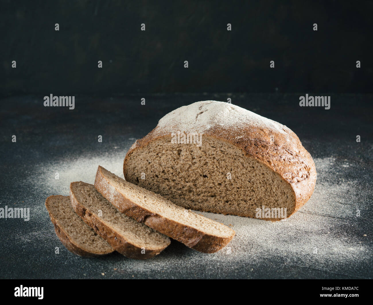 Fette di pasta madre casalinga del pane di segale, spazio di copia Foto Stock