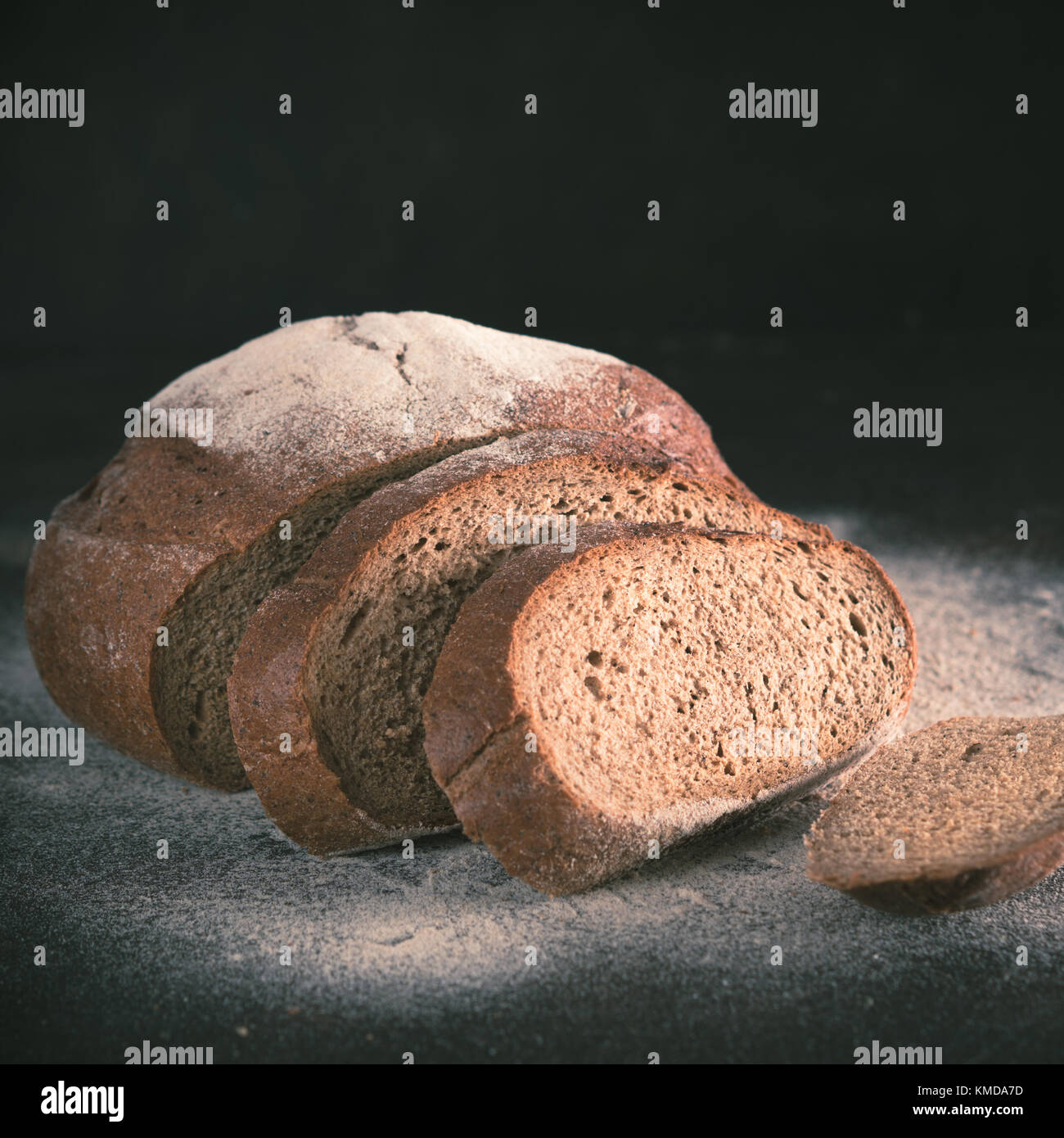 Fette di pasta madre casalinga del pane di segale, spazio di copia Foto Stock