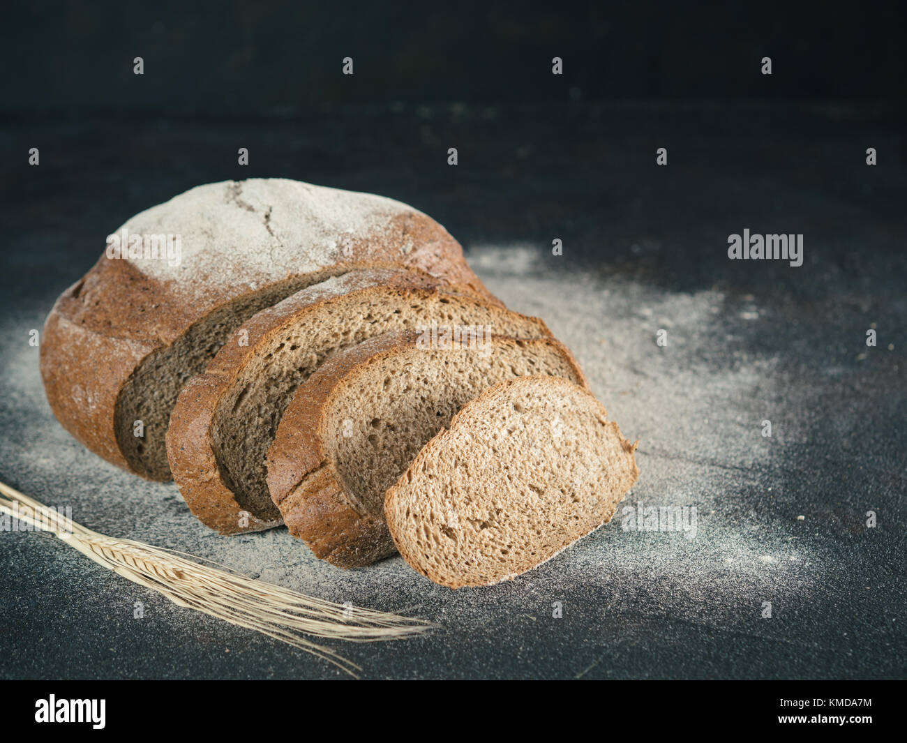 Fette di pasta madre casalinga del pane di segale, spazio di copia Foto Stock