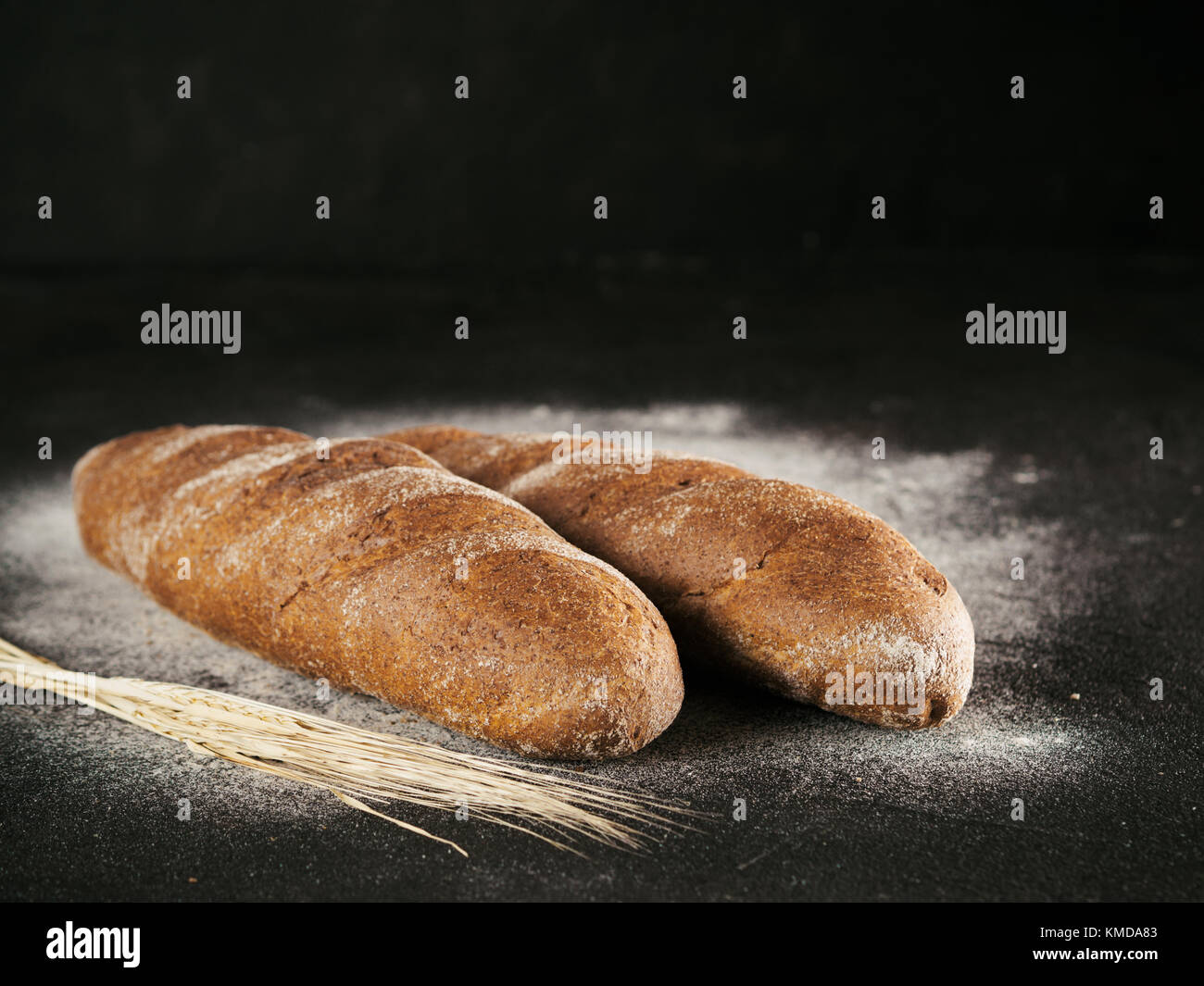 Due interi in casa pane di segale pane, spazio di copia Foto Stock