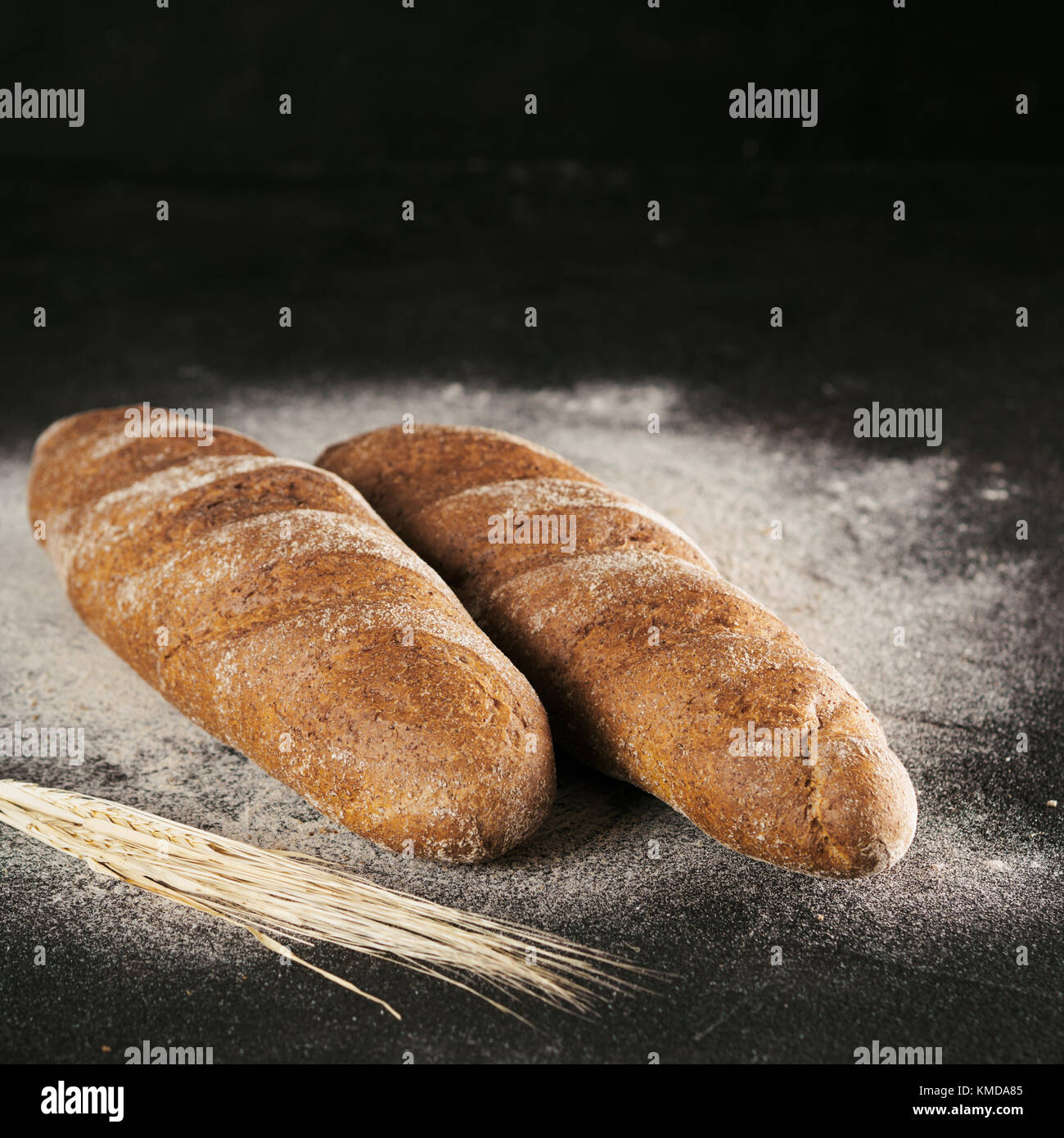 Due interi in casa pane di segale pane, spazio di copia Foto Stock