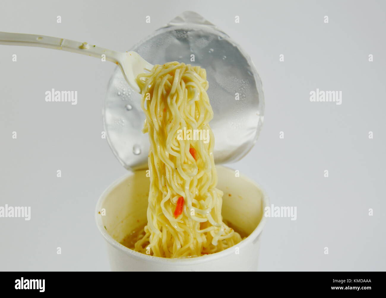 La tagliatella accoltellato dalla forcella di plastica nel bicchiere di carta Foto Stock