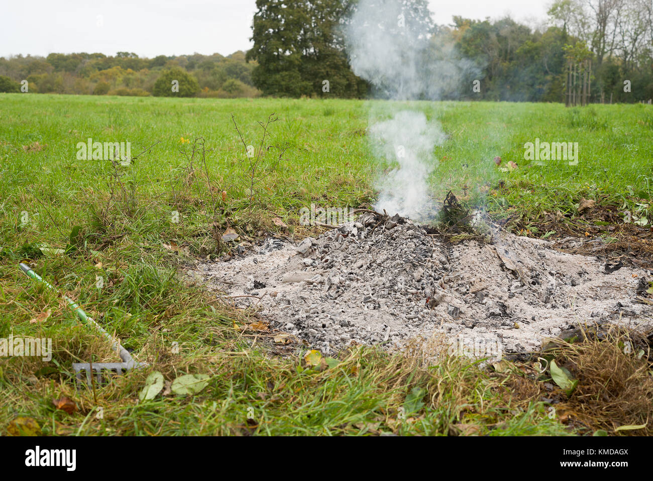 Resti di un grande falò, il giorno dopo. Foto Stock