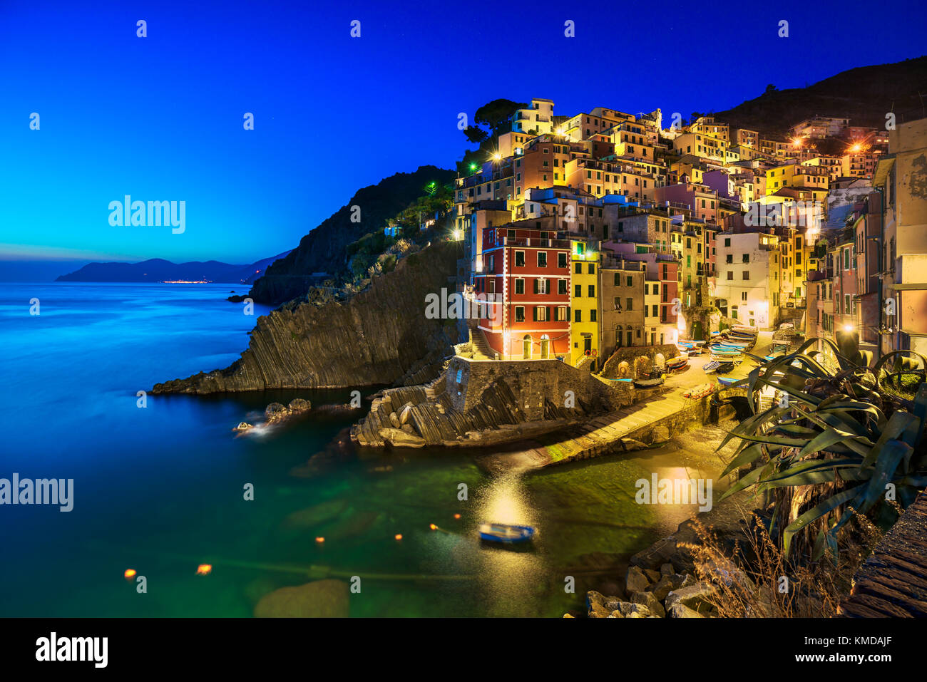Riomaggiore villaggio sulla scogliera di rocce e mare al tramonto., Seascape in cinque terre, il Parco Nazionale delle Cinque Terre Liguria Italia Europa. Esposizione lunga Foto Stock
