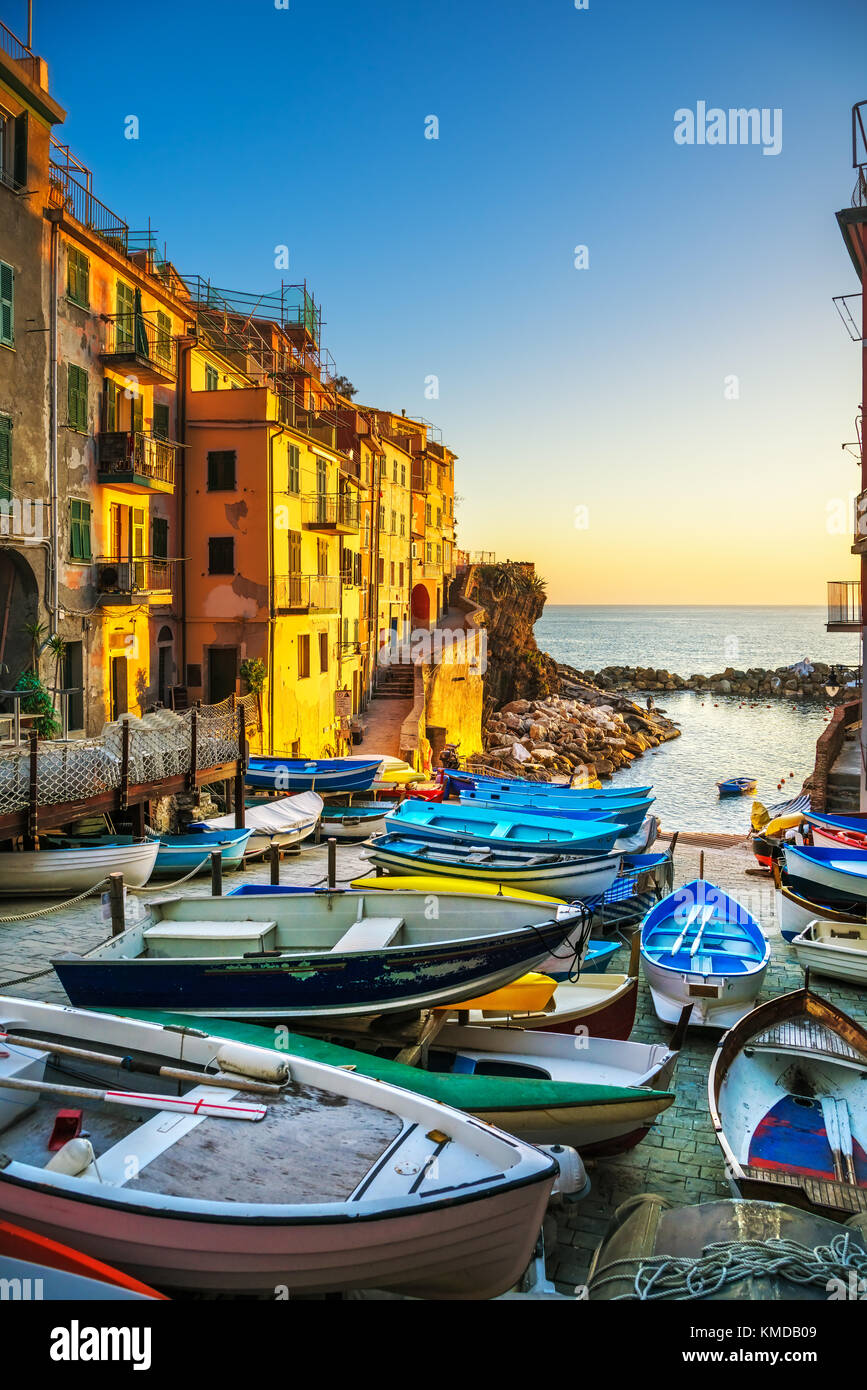 Riomaggiore village street, barche e mare in cinque terre sul tramonto, il Parco Nazionale delle Cinque Terre Liguria Italia Europa. Foto Stock
