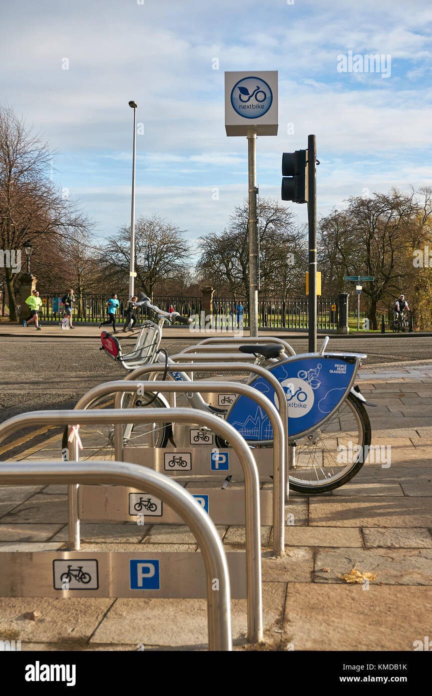 Glasgow, Regno Unito - 1 Dicembre 2017 : Una rete di città delle biciclette a noleggio, Nextbike è sempre più popolare tra i cittadini di Glasgow, fornendo un economico e Foto Stock
