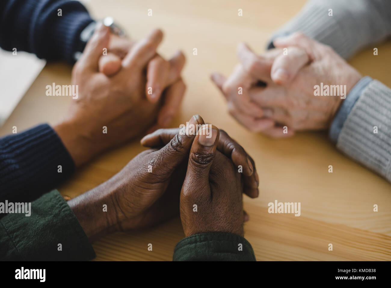 Multietnica gli uomini con le mani sul tavolo Foto Stock Multietnica gli uomini con le mani sul tavolo Foto Stock