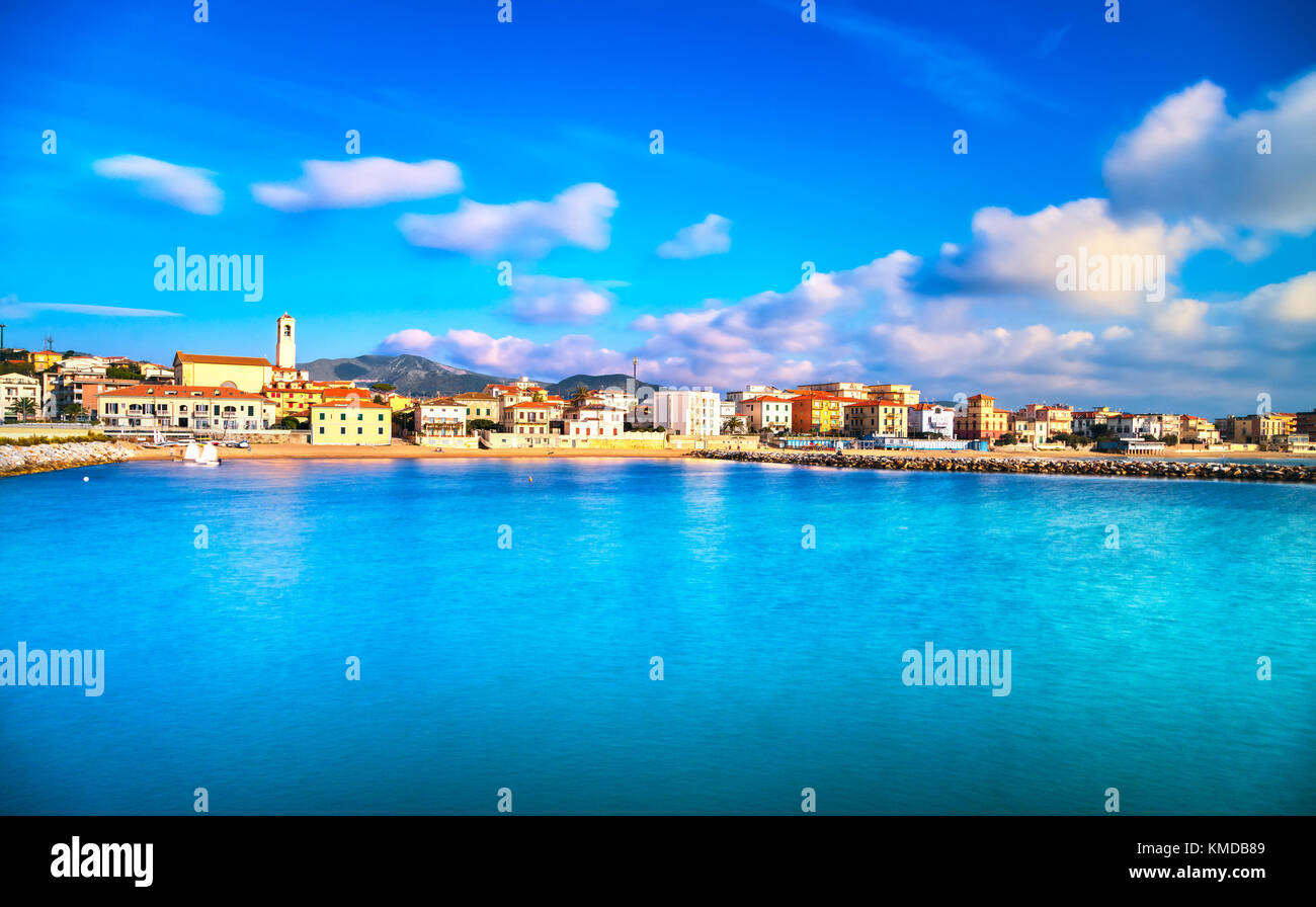 Spiaggia San Vincenzo fronte mare e vista panoramica sul mare di destinazione di viaggio, Toscana, Italia. lunga esposizione. Foto Stock