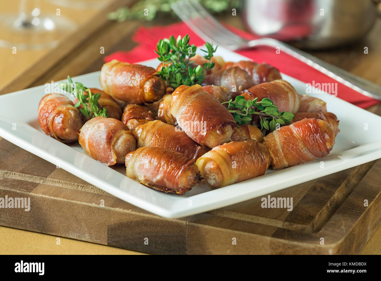 In suini coperte.salsicce e pancetta rotoli. Il cibo del Regno Unito Foto Stock