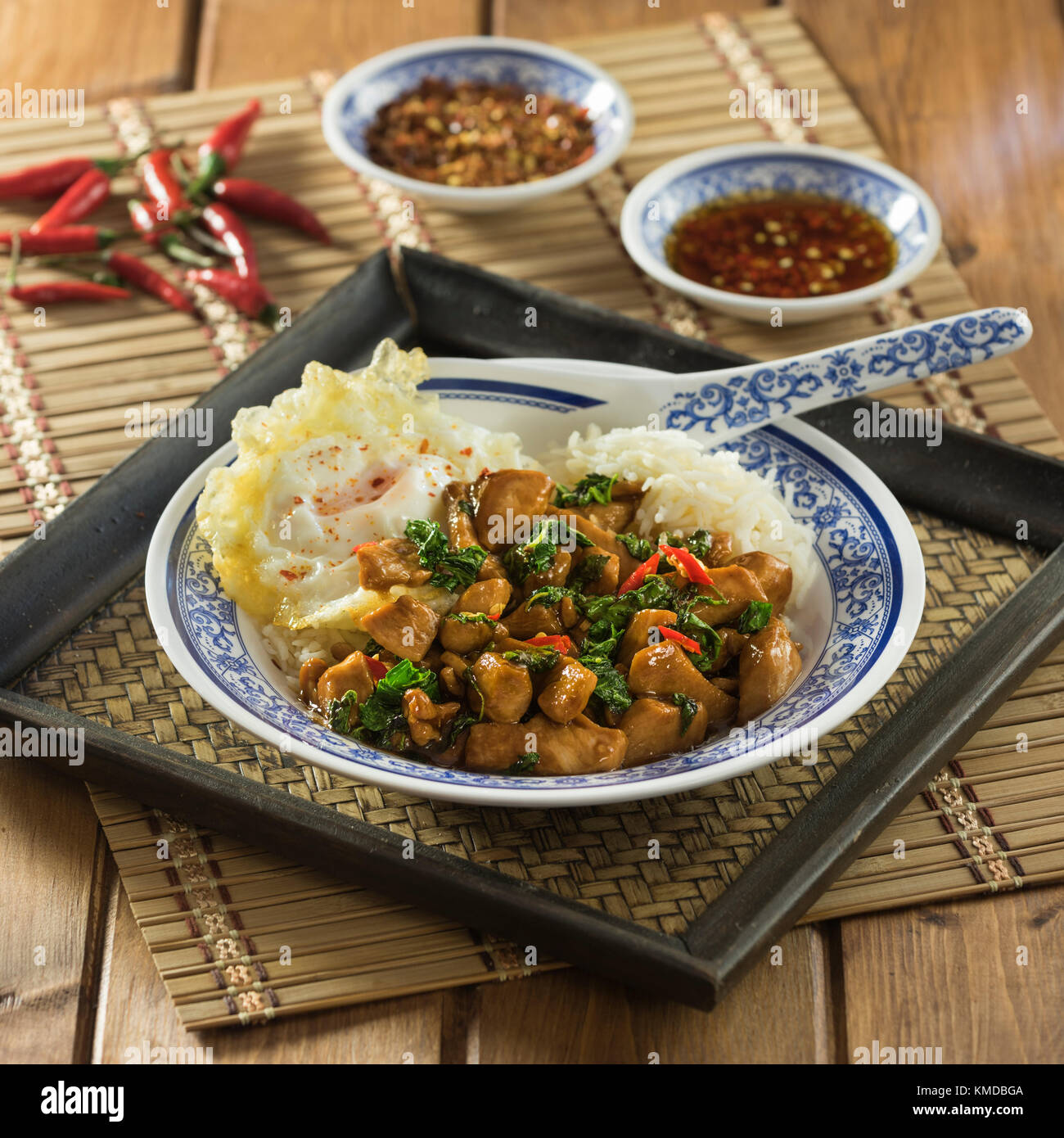 Basilico tailandese di pollo. Pad di kra pao gai. Thailandia il cibo Foto Stock