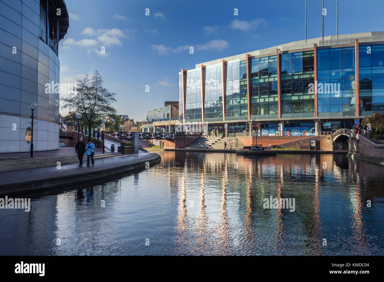 Birmingham City Center edifici riflessa sulla superficie del canale Foto Stock