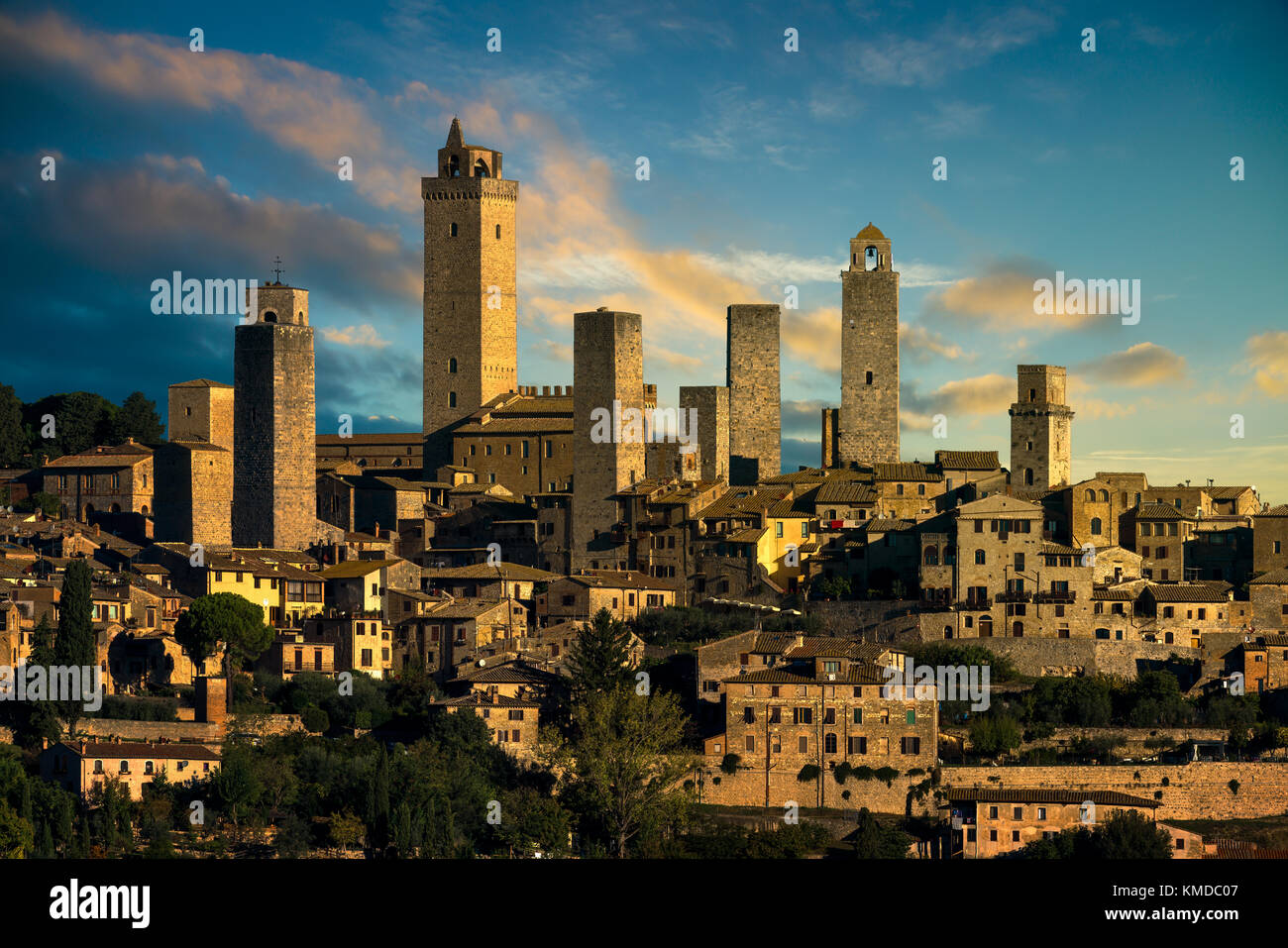 San gimignano Medieval Town torri skyline e paesaggio di campagna panorama di sunrise. Toscana, Italia, Europa. Foto Stock