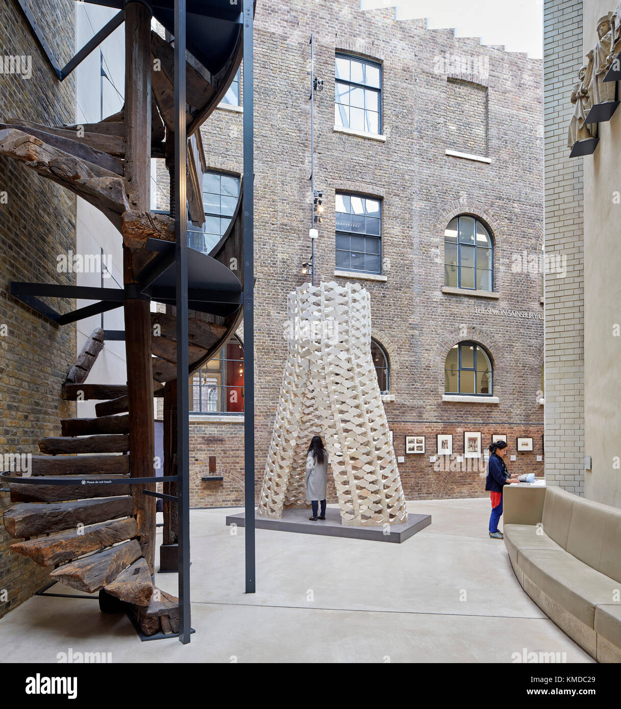 Vista generale di installazione come parte del London Design Festival presso il Victoria and Albert Museum. Mentre aspettiamo, Londra, Regno Unito. Architetto: Elias Foto Stock