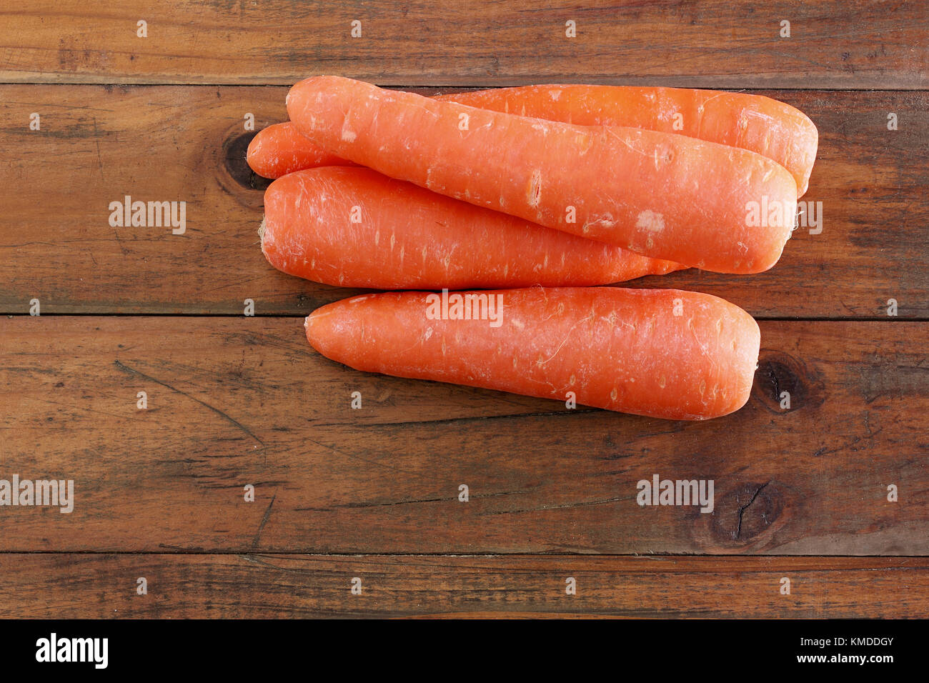 Le carote su sfondo di legno Foto Stock
