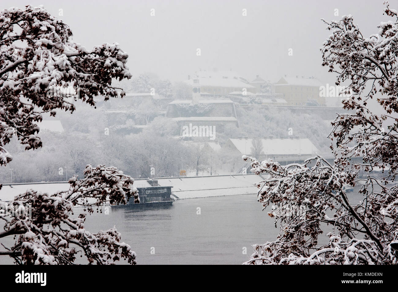 La vista della Fortezza di Petrovaradin da Novi Sad Foto Stock