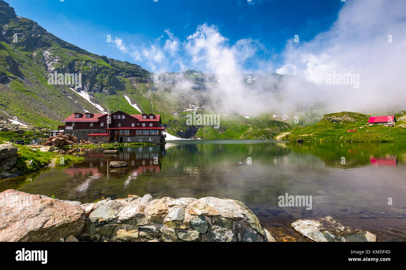 Transfagarasan Road, Romania - 26 giugno 2017: lago Balea nelle montagne di Fagaras con clima nebbioso. incredibile paesaggio estivo di una delle lan più visitate Foto Stock