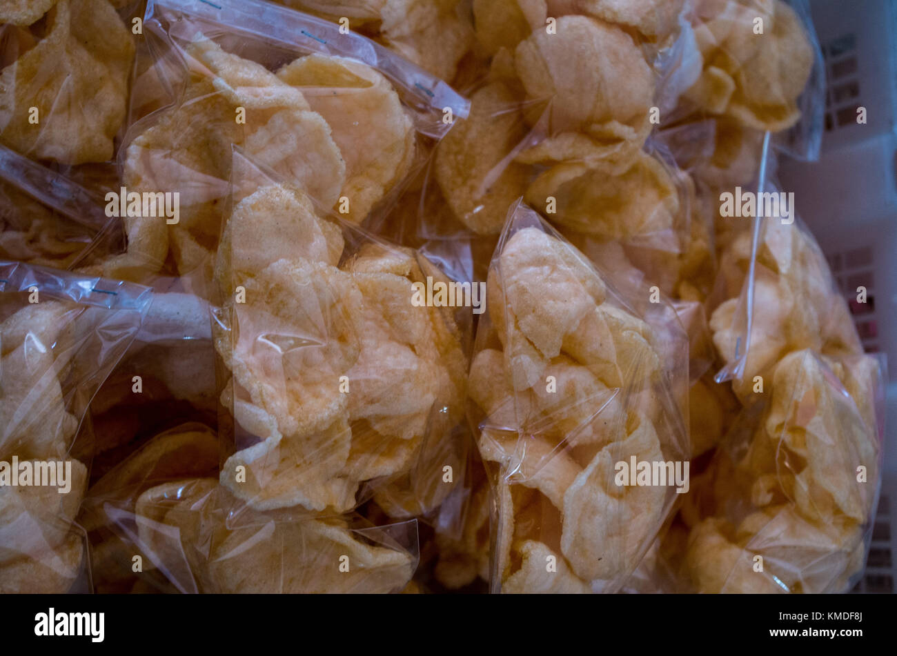 Krupuk nel confezionamento di Bali (cracker ai gamberi / krabbenchips) Foto Stock