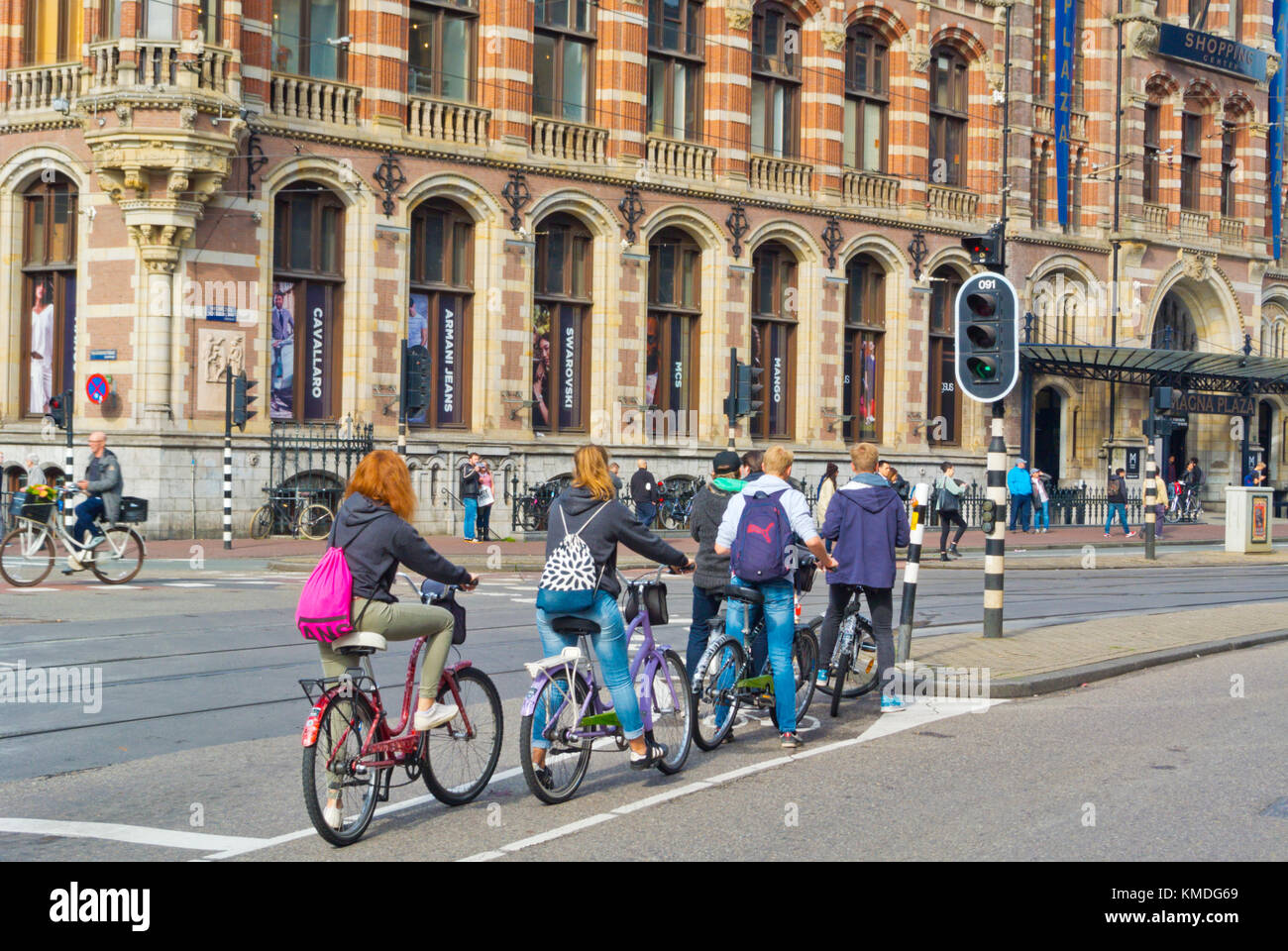 I ciclisti al semaforo, Nieuwezijds Voorburgwal, Amsterdam, Paesi Bassi Foto Stock