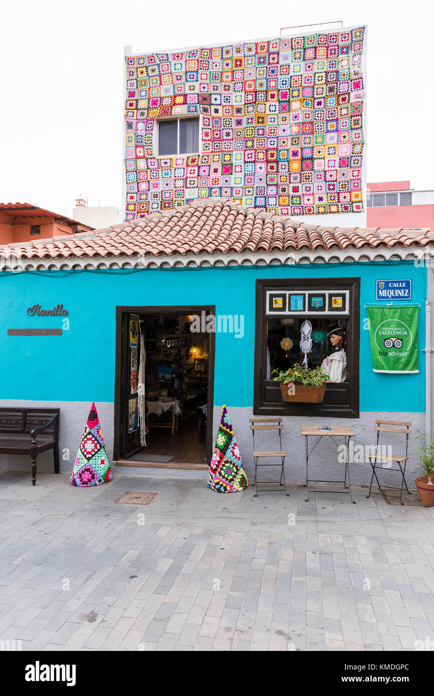 Patchwork crochet appeso a parete sul lato esterno al piano di sopra la parete al di sopra di un negozio di artigianato in Puerto de la Cruz, Tenerife, Isole Canarie, Spagna Foto Stock