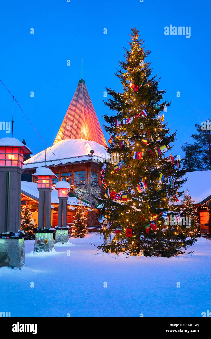 Circolo polare artico lampade stradali a santa ufficio presso il villaggio  di Babbo Natale, rovaniemi, Lapponia, Finlandia, d'inverno. in tarda serata  Foto stock - Alamy