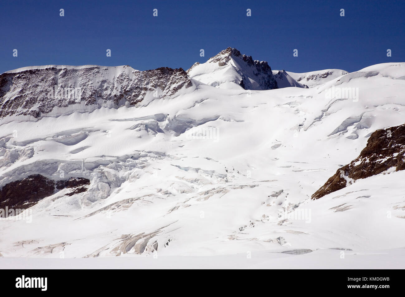 Il crinale Kranzberg e il Gletsherhorn dall'altra parte del ghiacciaio Jungfraufirn, Jungfraujoch, Alpi Bernesi, Svizzera Foto Stock
