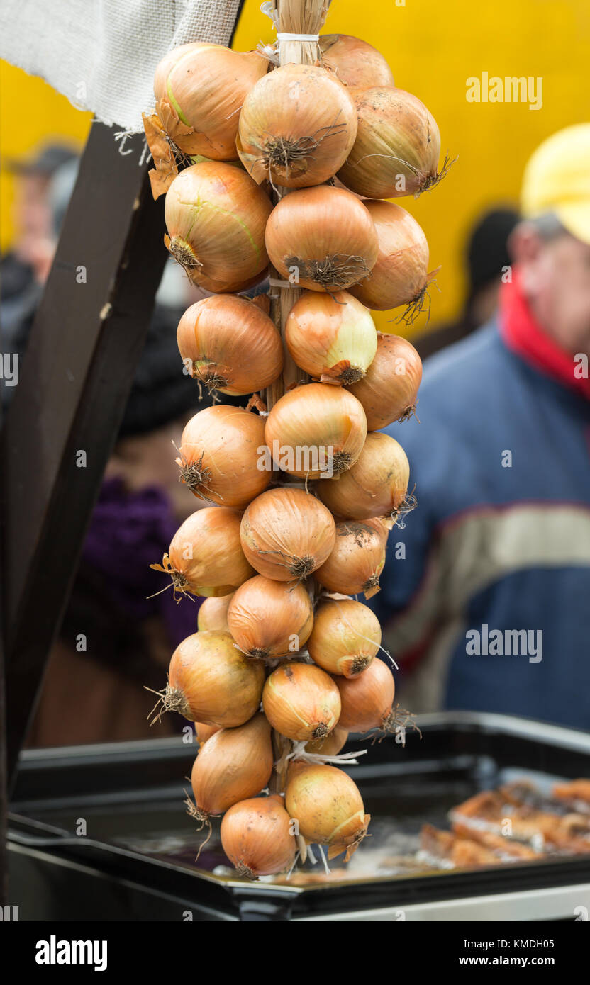 Treccia di cipolla su agricoltore mercato agricolo Foto Stock