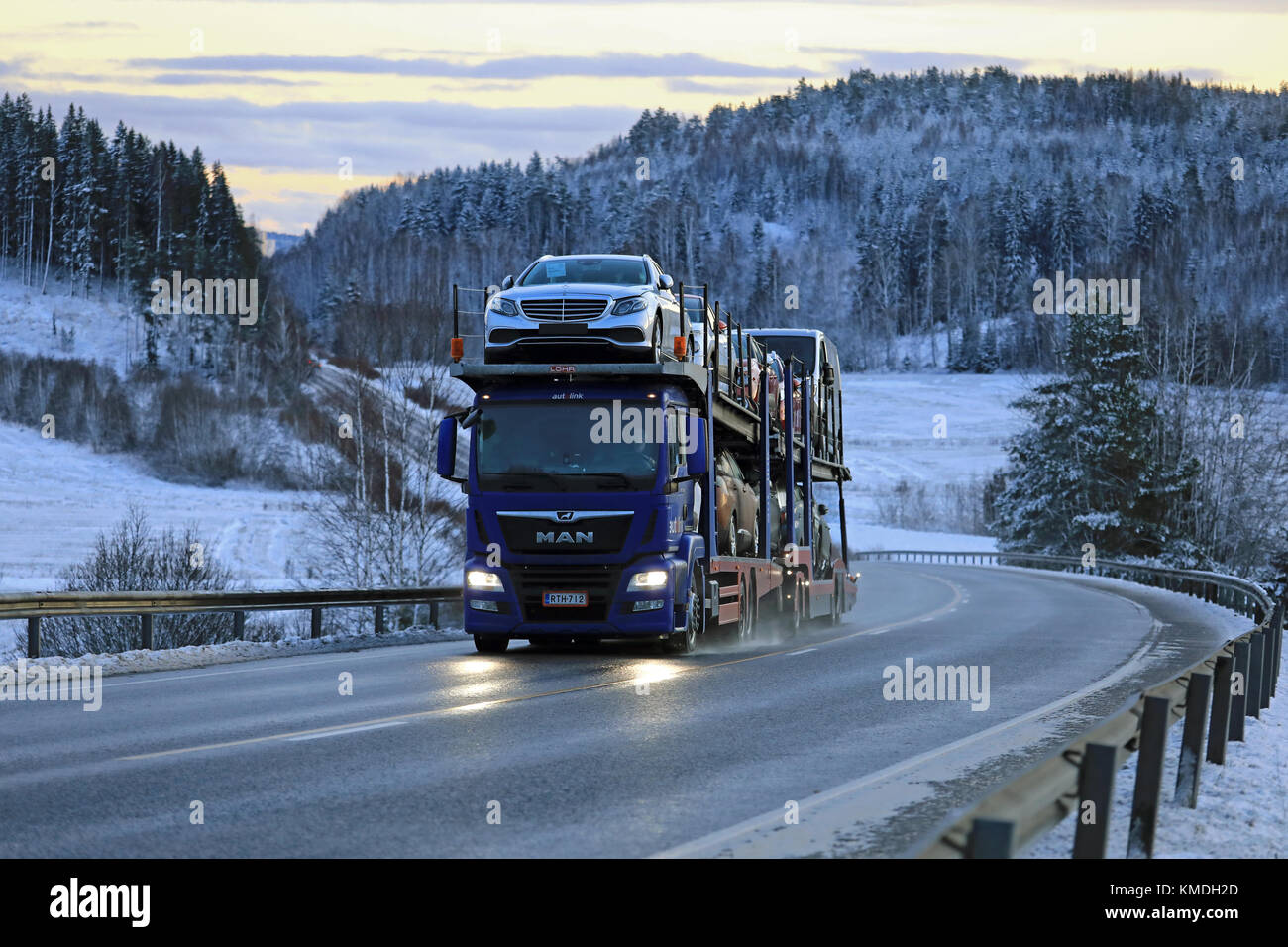 SALO, Finlandia - 2 dicembre 2017: Blue Man tgs 23.500 auto vettore di Autolink cale nuove vetture in inverno dusktime nel sud della Finlandia. Foto Stock