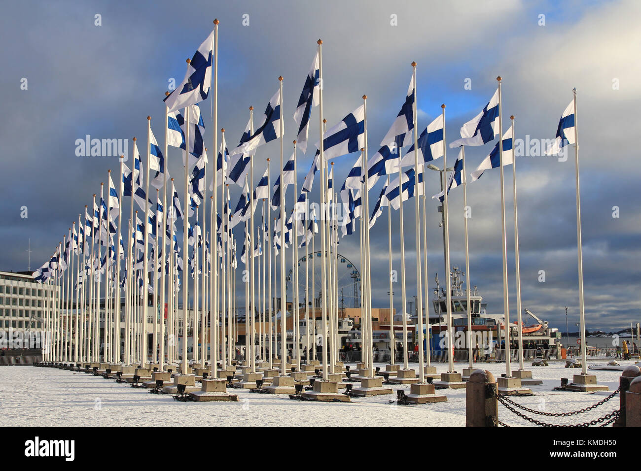 Helsinki, Finlandia - 6 dicembre 2017: 100 bandiere di Finlandia sul mercato di helsinki square per celebrare i 100 anni in Finlandia. Foto Stock