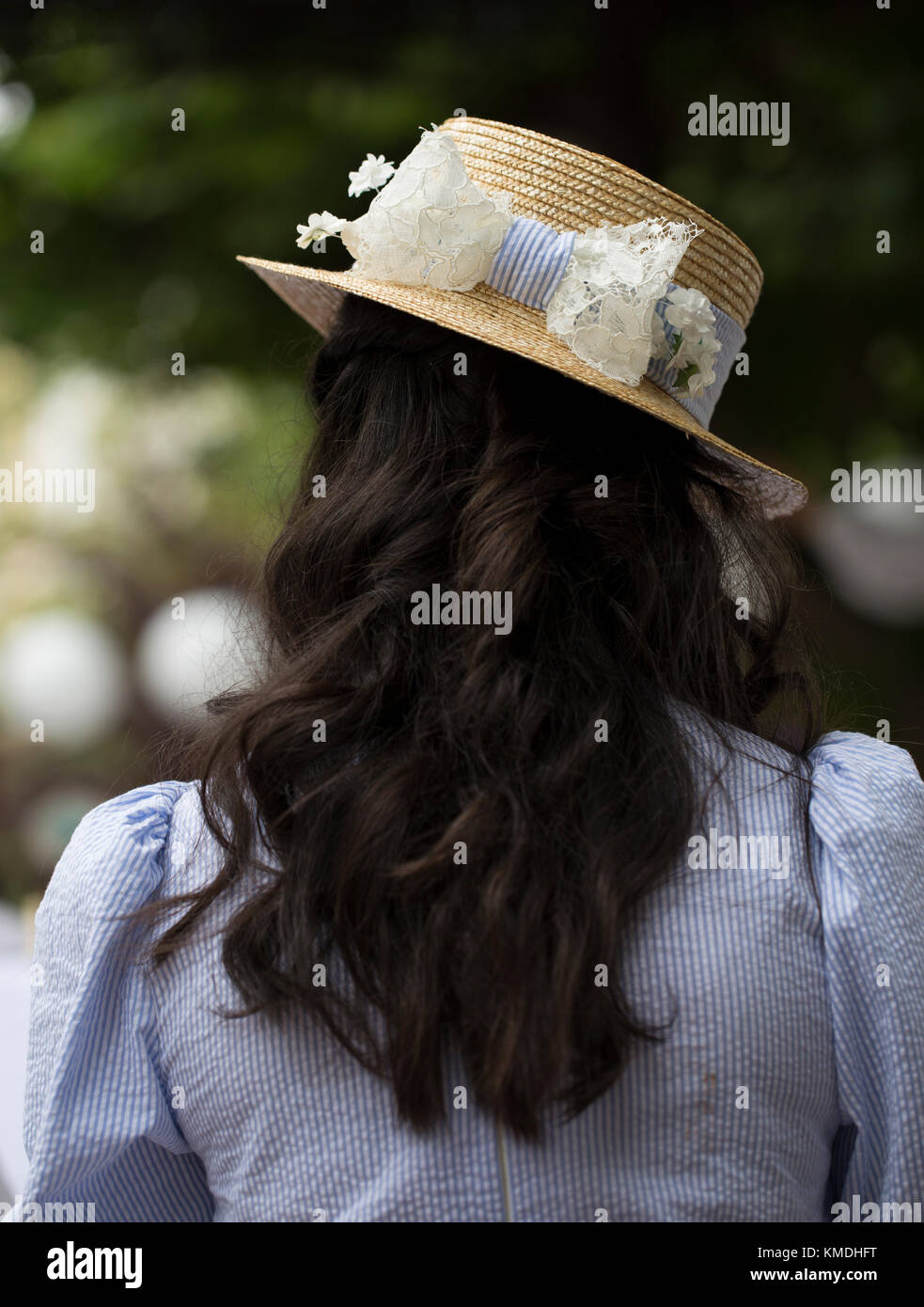 Vista posteriore di una donna con cappello Foto Stock