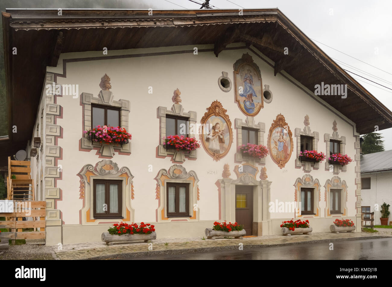 Architettura tradizionale nel Tirolo austriaco con dipinti su serramenti in Tirolo montagne in Austria. Foto Stock