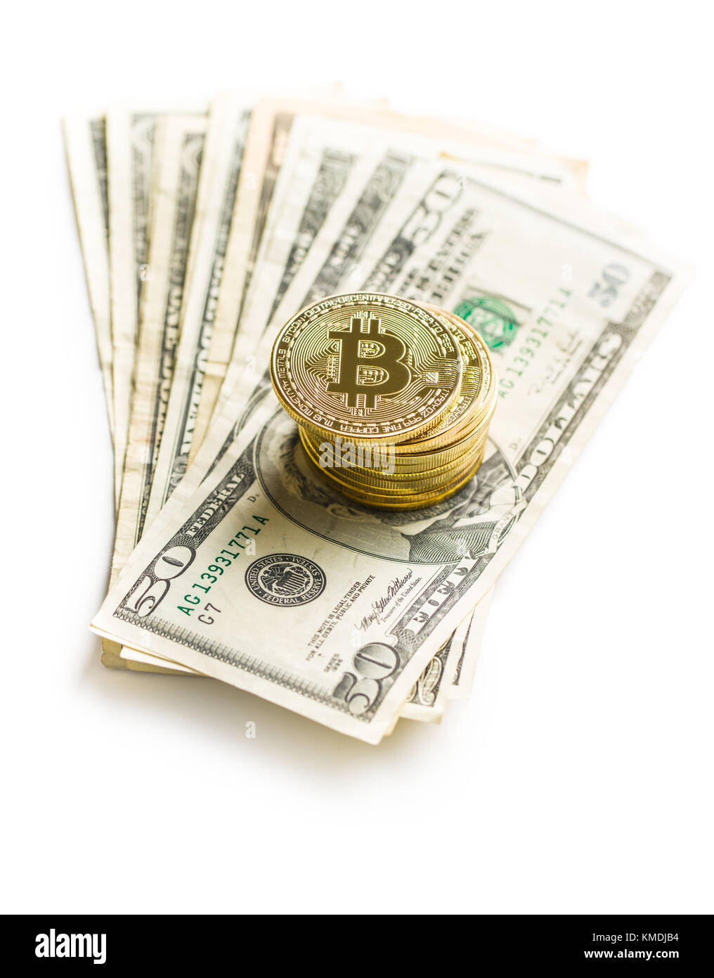 Golden bitcoins. Cryptocurrency e dollari isolati su sfondo bianco. Foto Stock