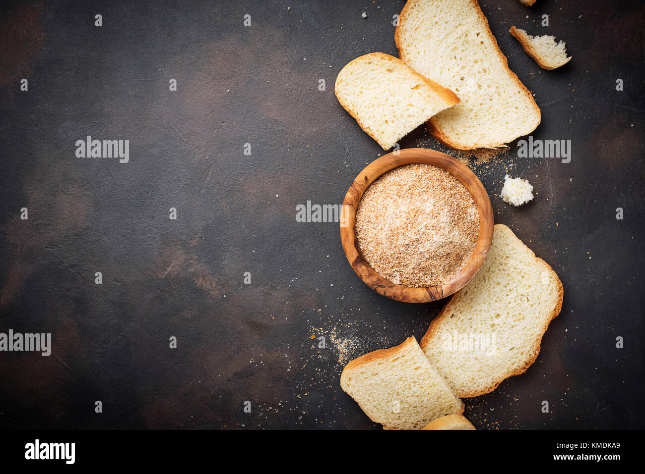 Ciotola di pane grattugiato e fette di pane Foto Stock