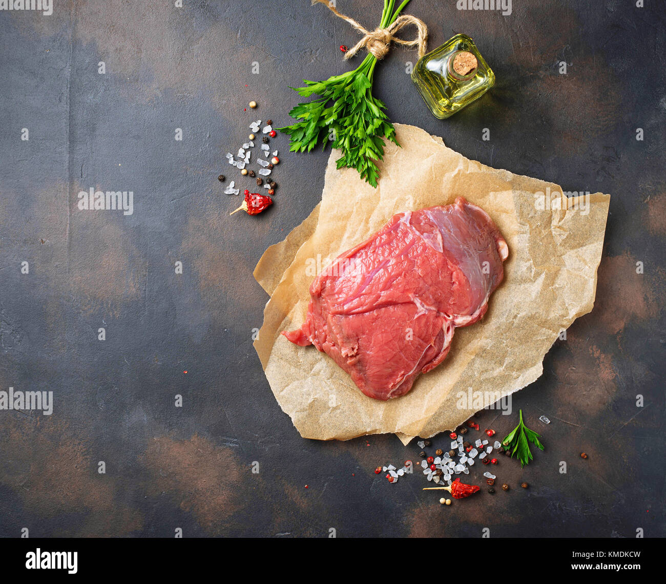 La carne cruda di manzo con spezie su sfondo arrugginito Foto Stock