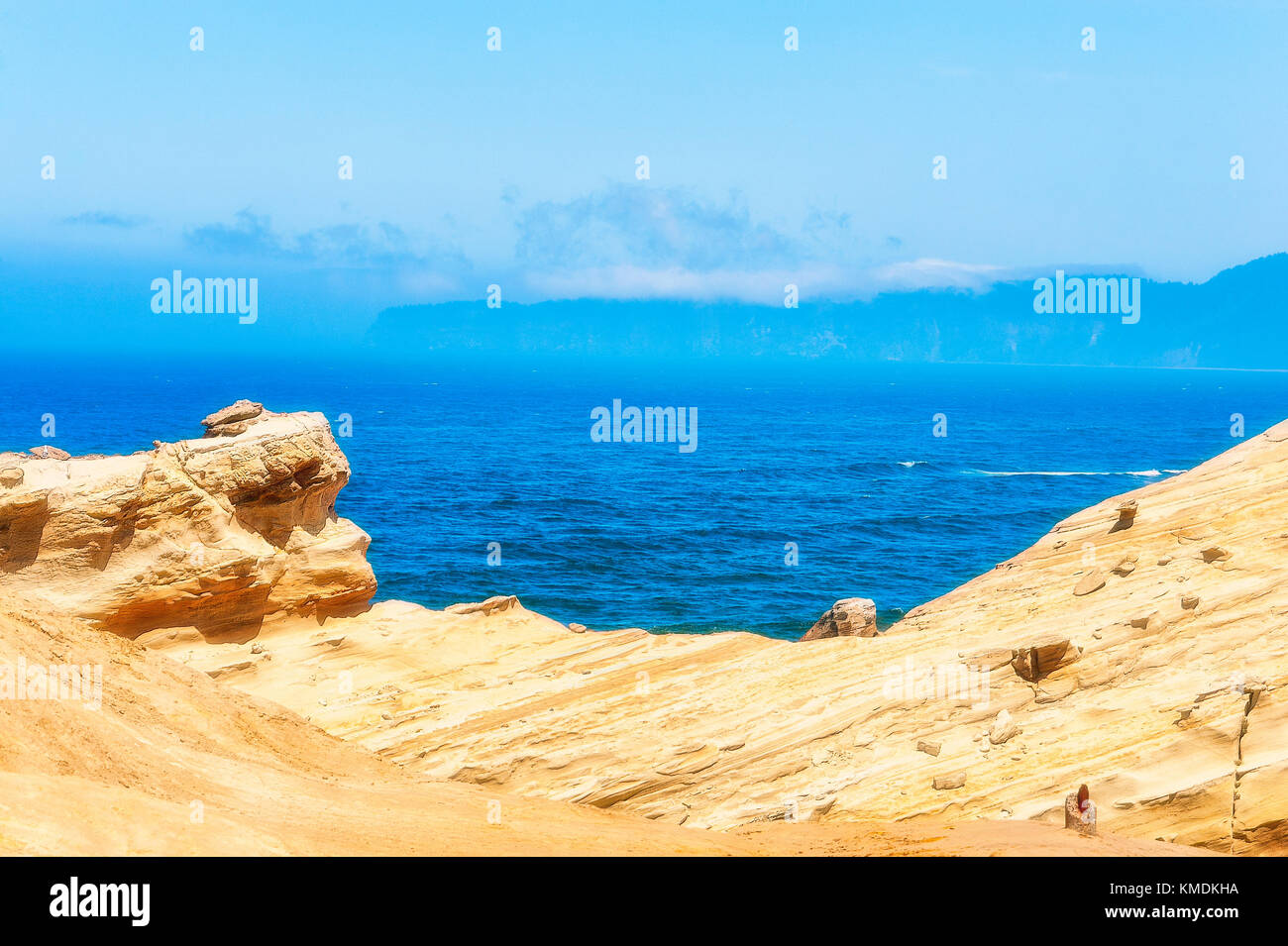 Oceano Pacifico visto dall alto delle scogliere di arenaria di cape kiwanda nella città del pacifico sulla costa dell'Oregon Foto Stock