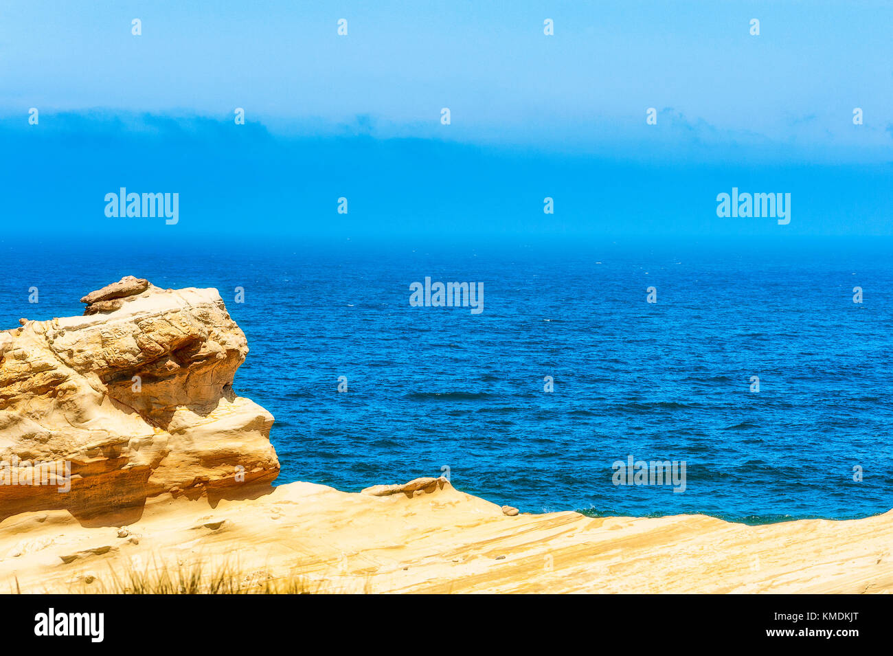 Oceano Pacifico visto dall alto delle scogliere di arenaria di cape kiwanda nella città del pacifico sulla costa dell'Oregon Foto Stock