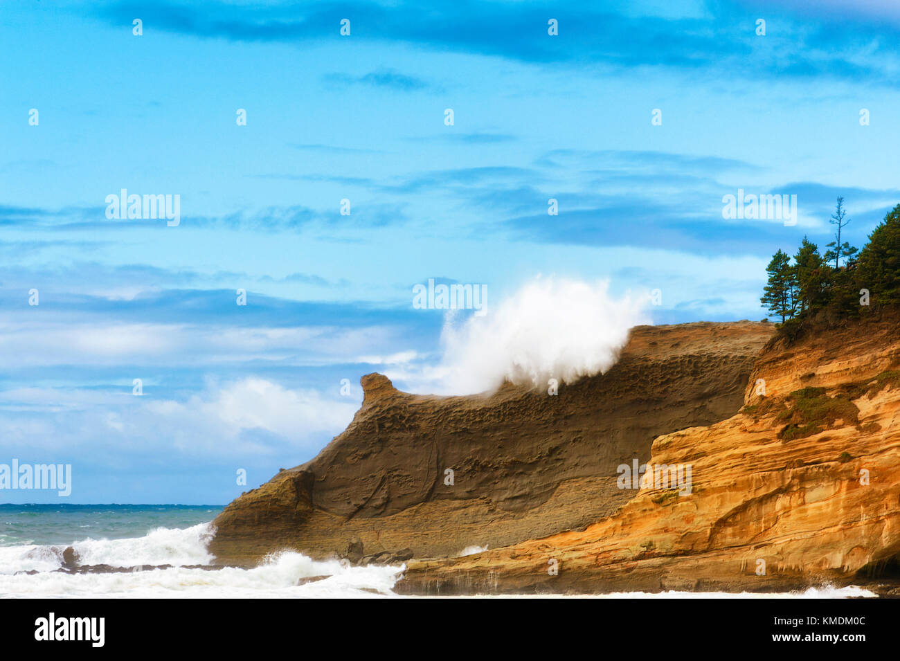 Onda sneaker sbatte a Città del Pacifico costa è spray è visto la rottura sulle rupi a cape kiwanda. ha preso 18 fotogrammi per catturare tutta la breaki Foto Stock