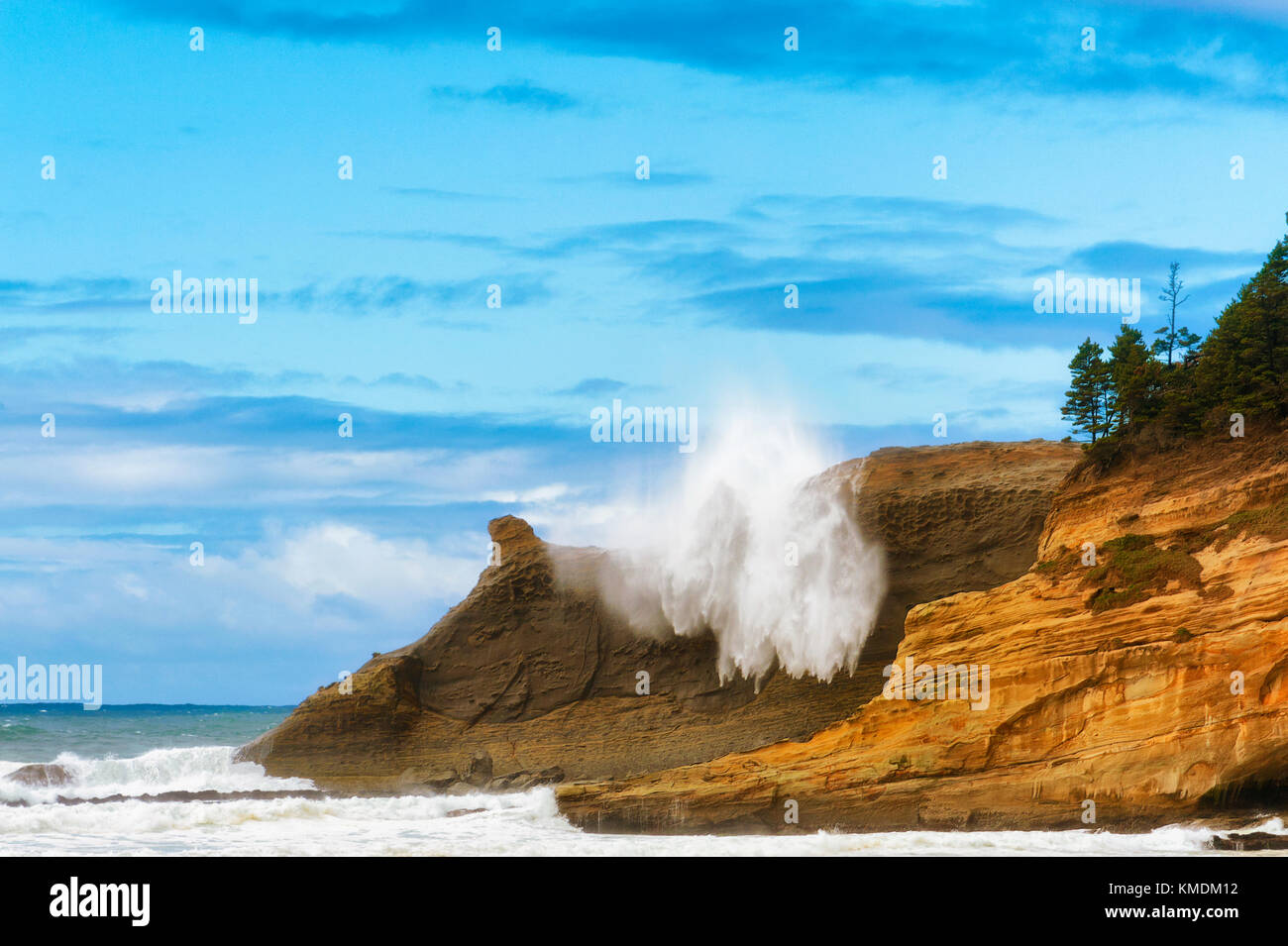 Onda sneaker sbatte a Città del Pacifico costa è spray è visto la rottura sulle rupi a cape kiwanda. ha preso 18 fotogrammi per catturare tutta la breaki Foto Stock