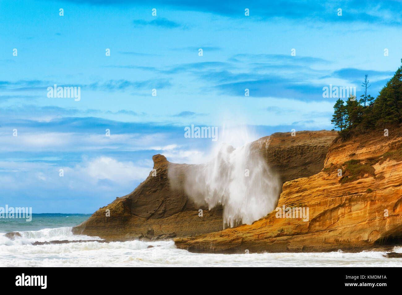 Onda sneaker sbatte a Città del Pacifico costa è spray è visto la rottura sulle rupi a cape kiwanda. ha preso 18 fotogrammi per catturare tutta la breaki Foto Stock