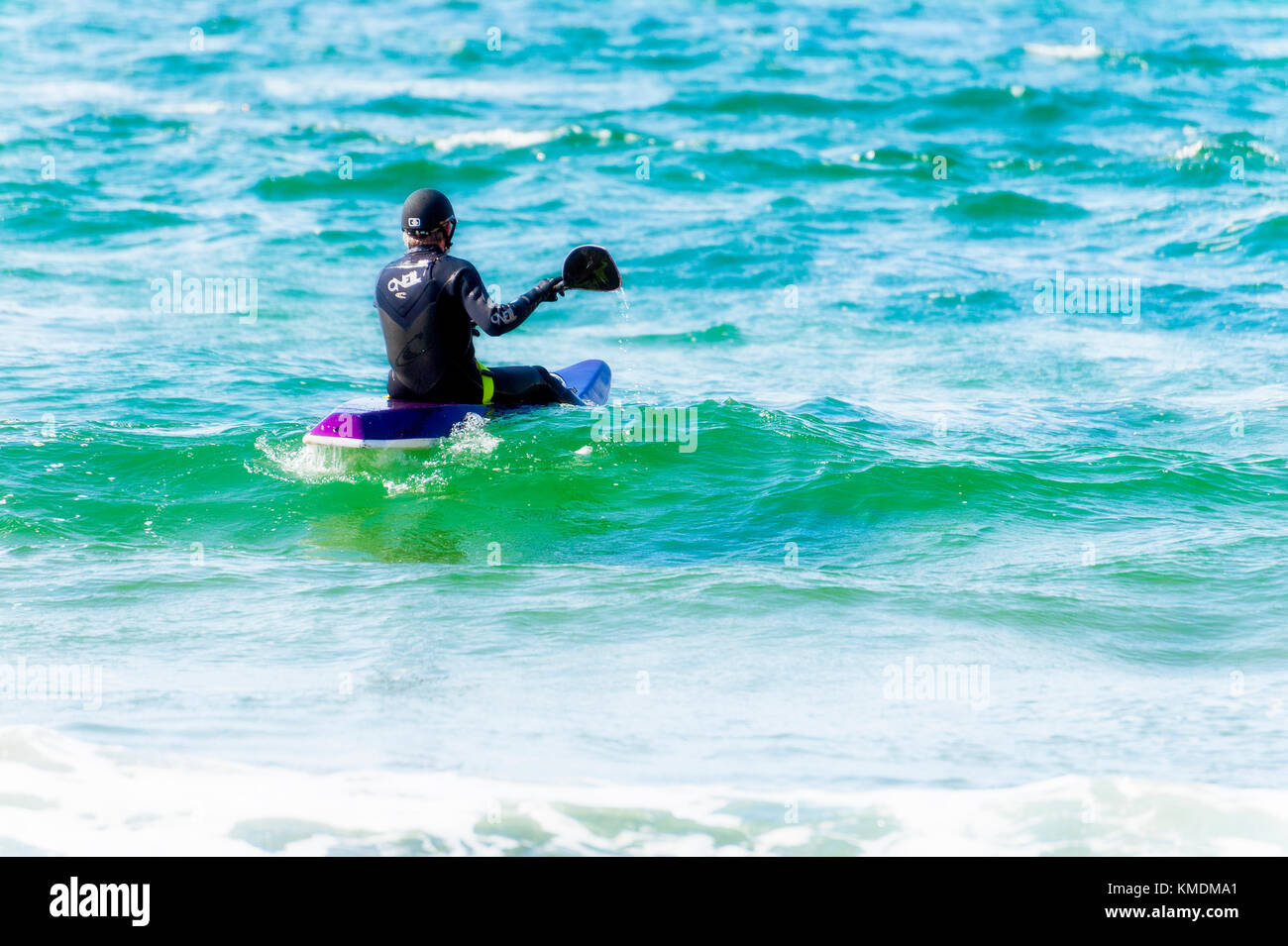 Un uomo in una muta pagaie suo kayak nell'Oceano Pacifico vicino alle rive del Pacifico Oregon City Foto Stock