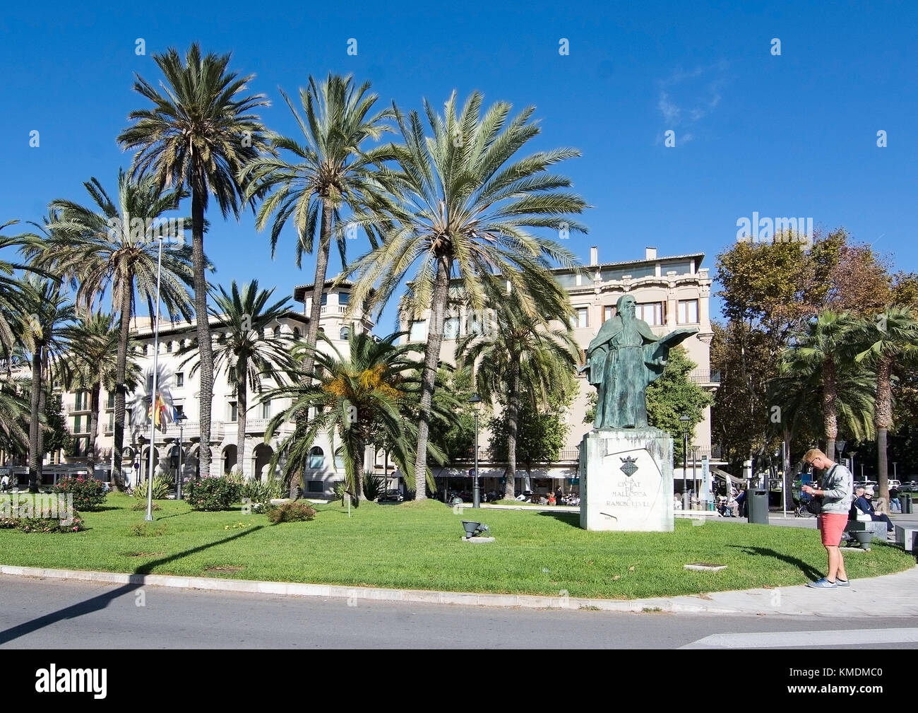 Maiorca, isole Baleari, Spagna - 8 novembre 2017: paseo maritimo e statua di Raimondo Lullo in una giornata di sole in palma de mallorca il 8 novembre 2017 Foto Stock