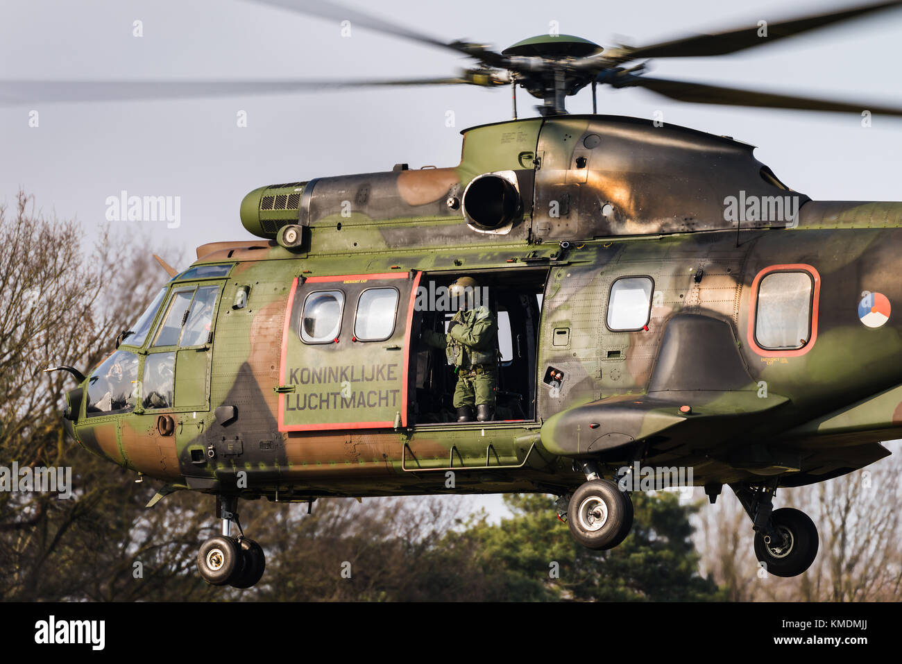 Un Eurocopter AS 532 Cougar trasporto militare elicottero della Royal Netherlands Air Force a Gilze Rijen Air Base. Foto Stock