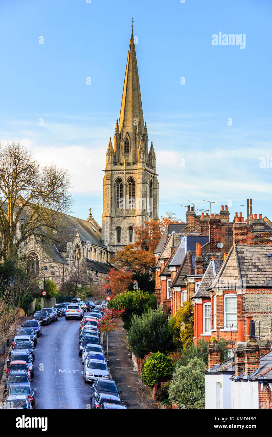 Vista di St James's Chiesa, Muswell Hill, Londra, Regno Unito, dal Parco a piedi viadotto, una in disuso la linea ferroviaria, ora una riserva naturale Foto Stock