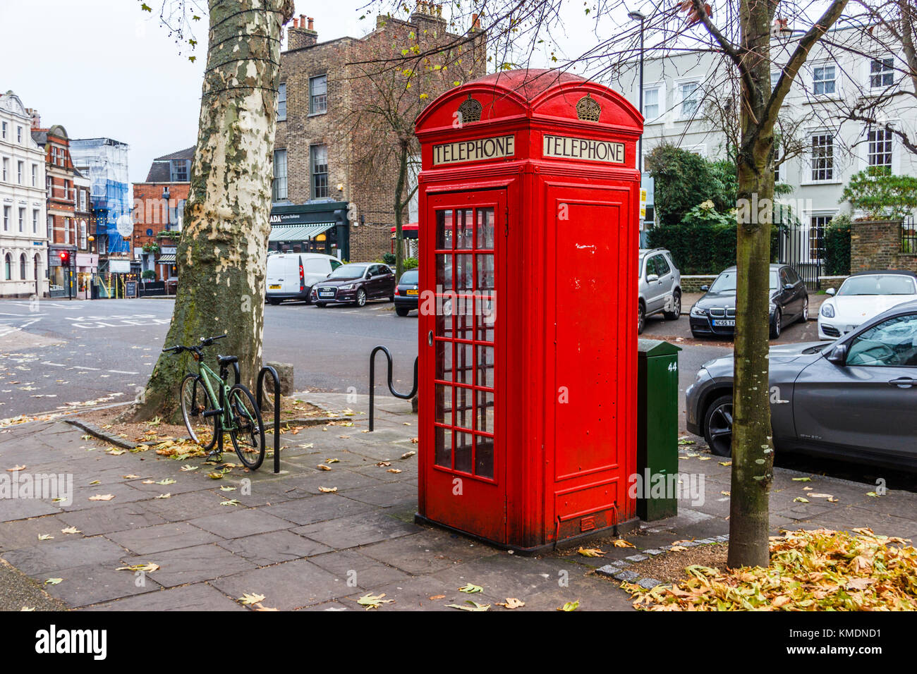 Tradizionale in rosso British K2 nella casella Telefono, progettato da Sir Giles Gilbert Scott, in Sud Grove, Highgate Village, London, Regno Unito Foto Stock