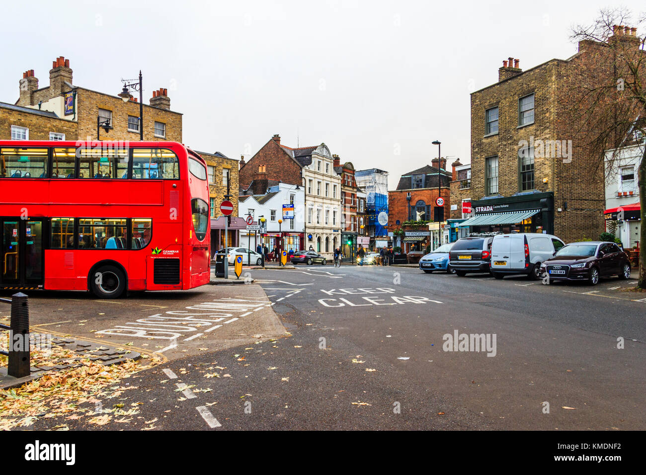 271 autobus girando in Sud Grove, Highgate Village, London, Regno Unito Foto Stock