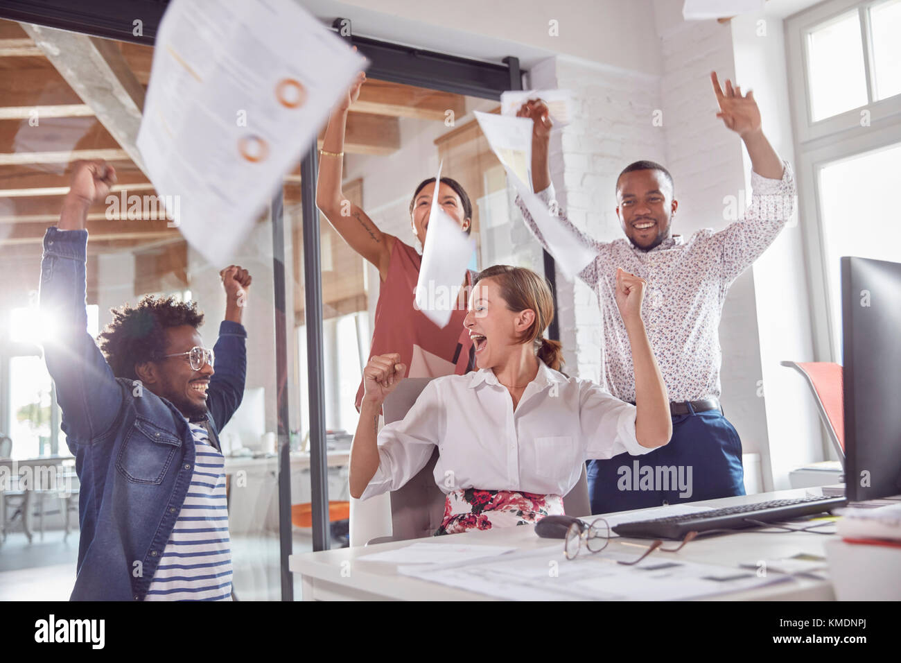 Esuberanti uomini d'affari che festeggiano, gettando i lavori di ufficio Foto Stock
