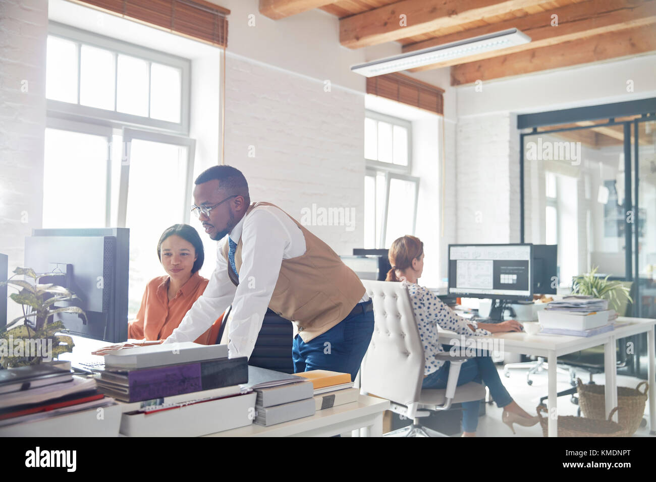 Imprenditore e imprenditrice utilizzando computer in ufficio Foto Stock